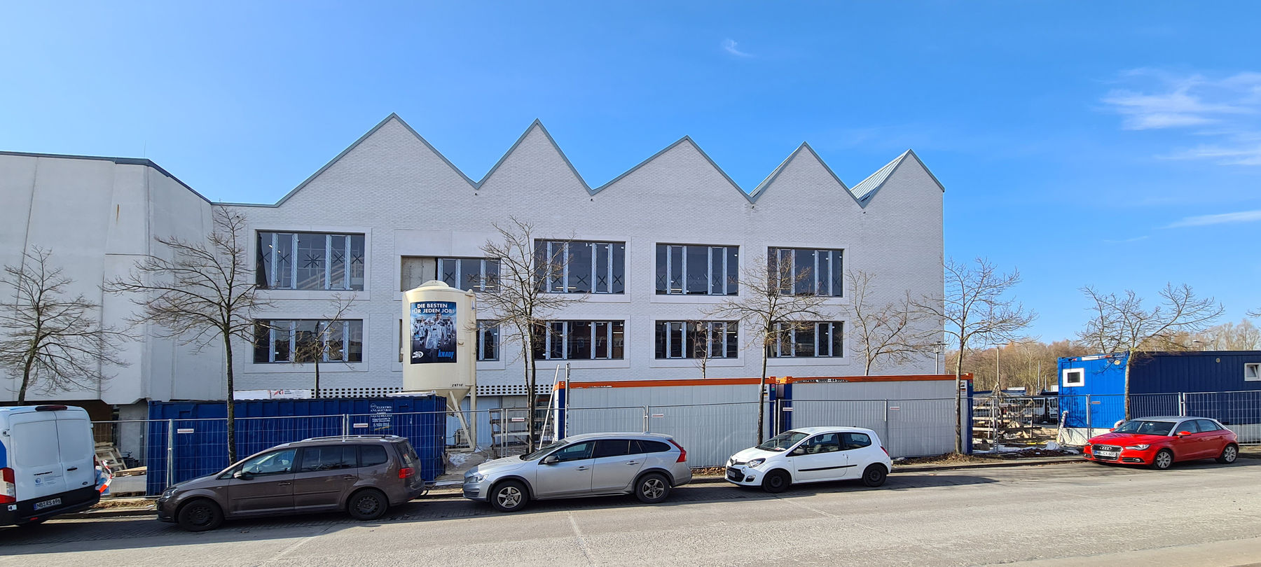 Blick auf die verklinkerte weiße Fassade im Februar 2025 © 2025 SBL Neubrandenburg