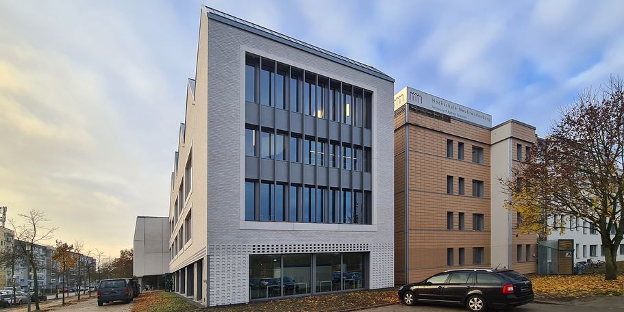 Blick auf das große aus Einzelelementen zusammengesetzte Bibliotheksfenster © 2025 SBL Neubrandenburg