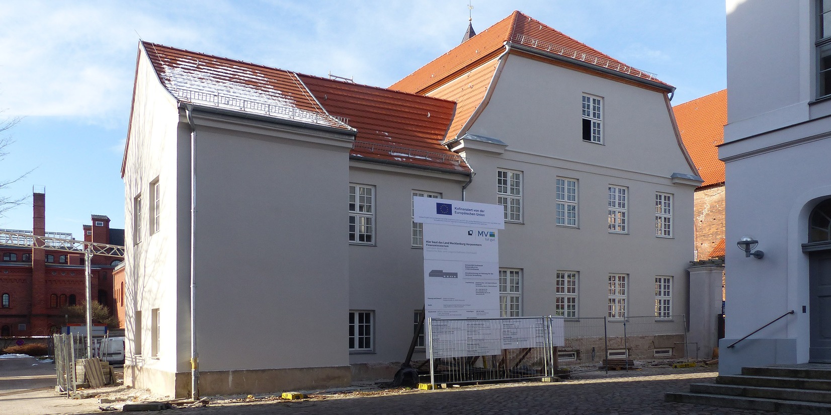 Blick von Osten auf die Domstraße 10 mit Mansardwalmdach und 2-geschossigem Seitenflügel © 2025 SBL Greifswald
