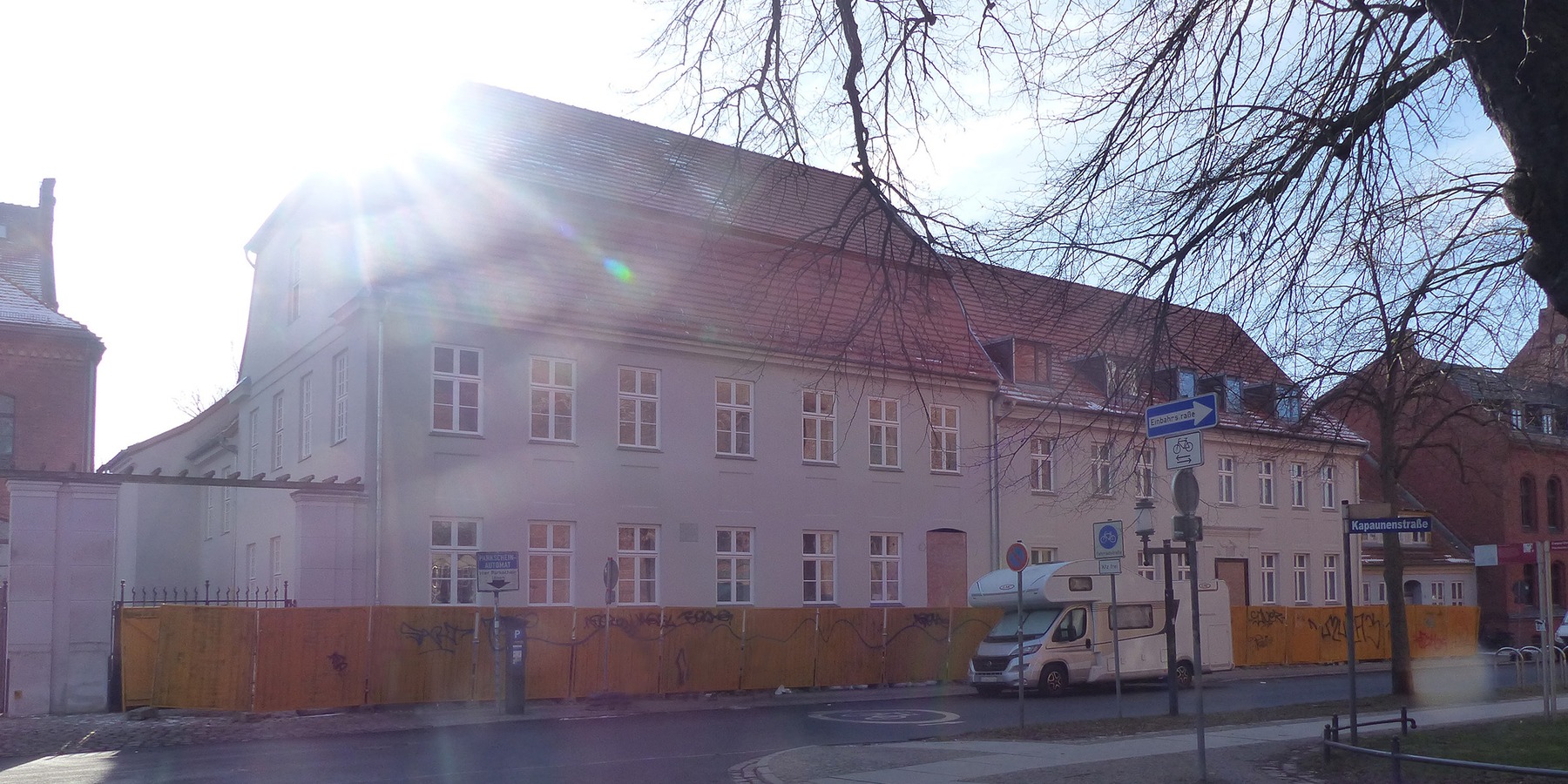 Blick von Norden - Straßenansicht Domstraße 9 (rechts) und Domstraße 10 (links) © 2025 SBL Greifswald