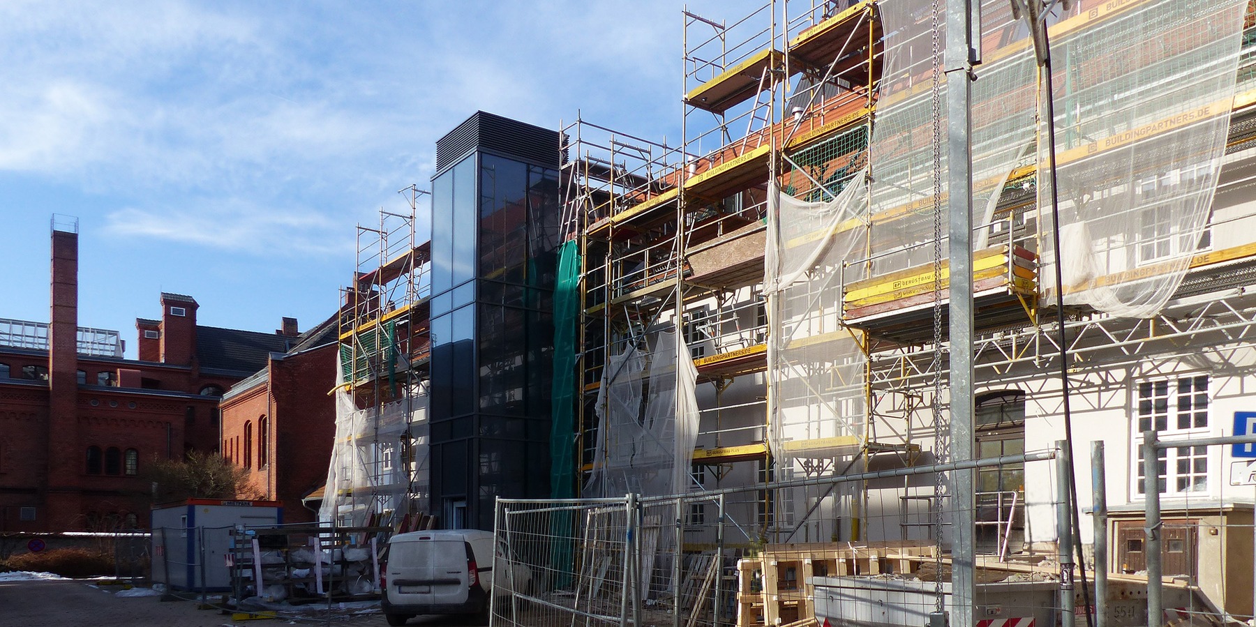 Blick von Südosten - Hofansicht Domstraße 9 mit neuem Außenaufzug (links) und Domstraße 10 (rechts) © 2025 SBL Greifswald