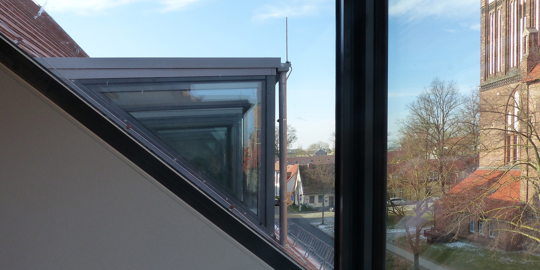 Zur ausreichenden Belichtung der Büroräume im Dachgeschoss wurden in der Domstraße 9 neue Gauben als schmale Stahlkonstruktion mit verglasten Seitenflächen vorgesehen © 2025 SBL Greifswald