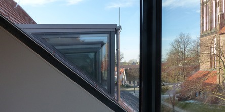 Zur ausreichenden Belichtung der Büroräume im Dachgeschoss wurden in der Domstraße 9 neue Gauben als schmale Stahlkonstruktion mit verglasten Seitenflächen vorgesehen © 2025 SBL Greifswald