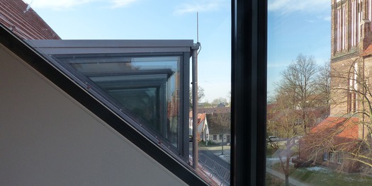 Zur ausreichenden Belichtung der Büroräume im Dachgeschoss wurden in der Domstraße 9 neue Gauben als schmale Stahlkonstruktion mit verglasten Seitenflächen vorgesehen © 2025 SBL Greifswald