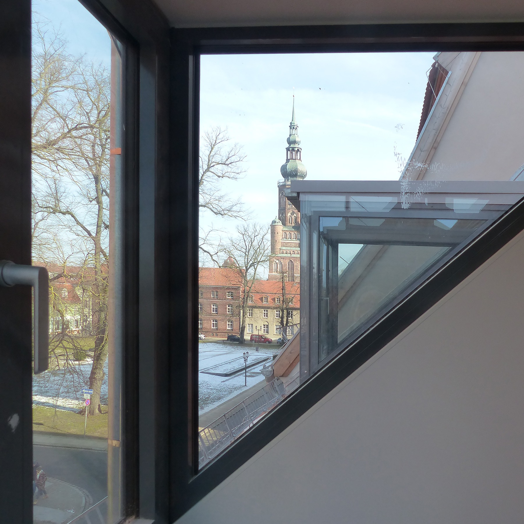 Zur ausreichenden Belichtung der geplanten Büroräume im Dachgeschoss werden in der Domstraße 9 neue Gauben als schmale Stahlkonstruktion mit verglasten Seitenflächen vorgesehen © 2025 SBL Greifswald