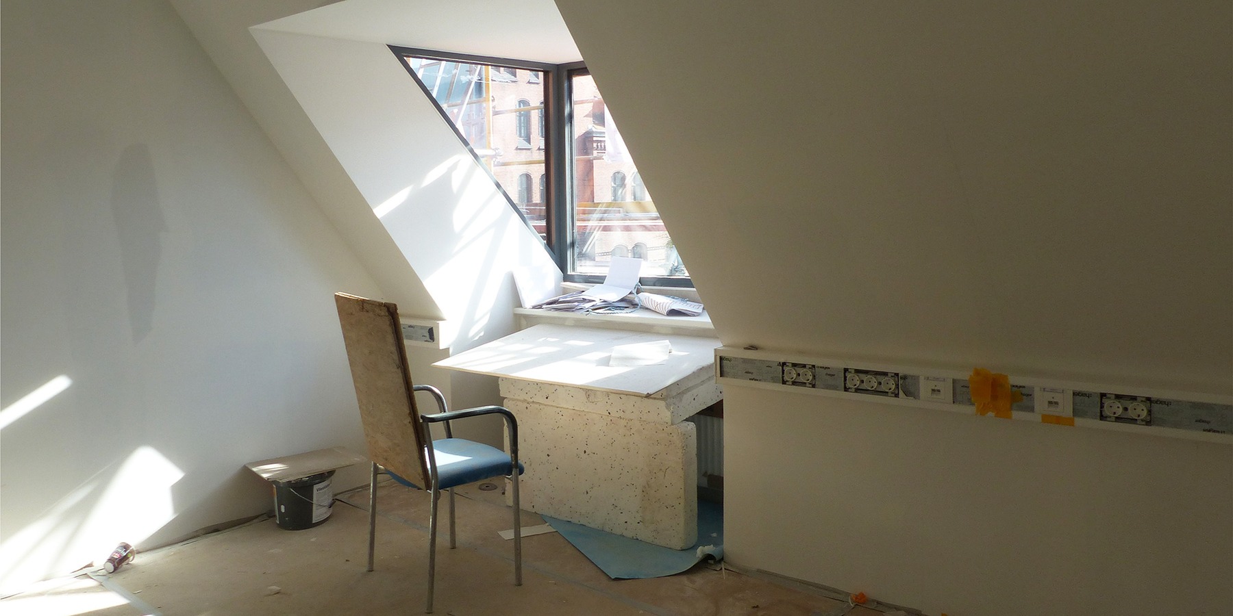 Schon jetzt ein begehrter Arbeitsplatz! Zur ausreichenden Belichtung der geplanten Büroräume im Dachgeschoss werden in der Domstraße 9 neue Gauben als schmale Stahlkonstruktion mit verglasten Seitenflächen vorgesehen © 2025 SBL Greifswald