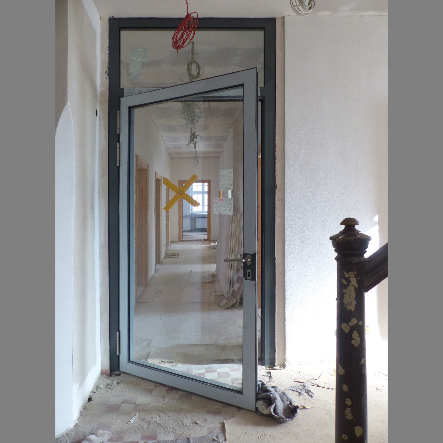 Durch den Einbau von elementierten Metall-Glas-Konstruktionen werden die Treppenhäuser brandschutztechnisch abgetrennt und als Fluchttreppenhäuser ausgebildet © 2025 SBL Greifswald