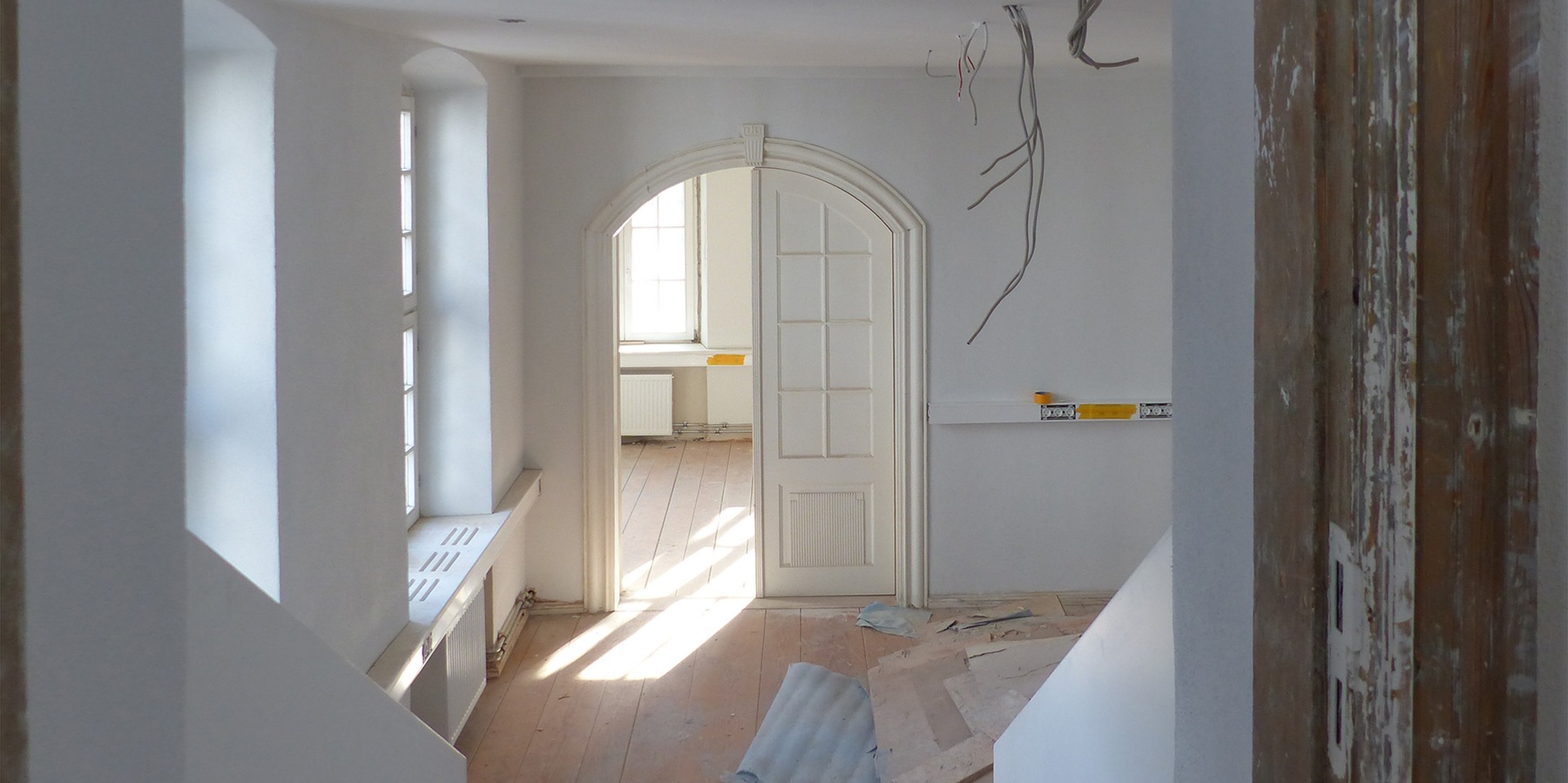 Blick vom Haupthaus Domstraße 10 in den zweigeschossigen Seitenflügel - hier werden historische Dielenbeläge und Innentür aufgearbeitet und bleiben erhalten © 2025 SBL Greifswald