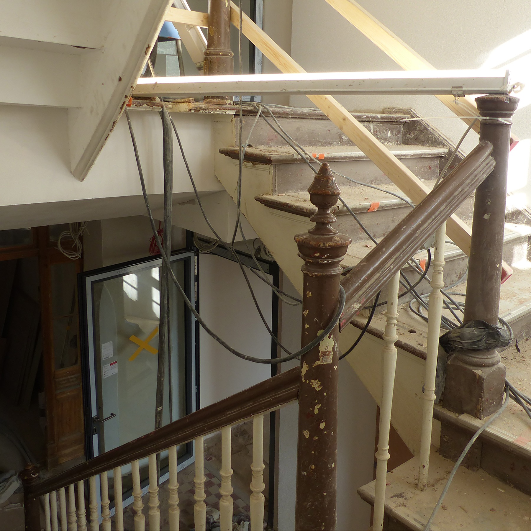 Blick in eines der Treppenhäuser - die historischen mehrläufigen Treppen werden aufgearbeitet und bleiben erhalten © 2025 SBL Greifswald