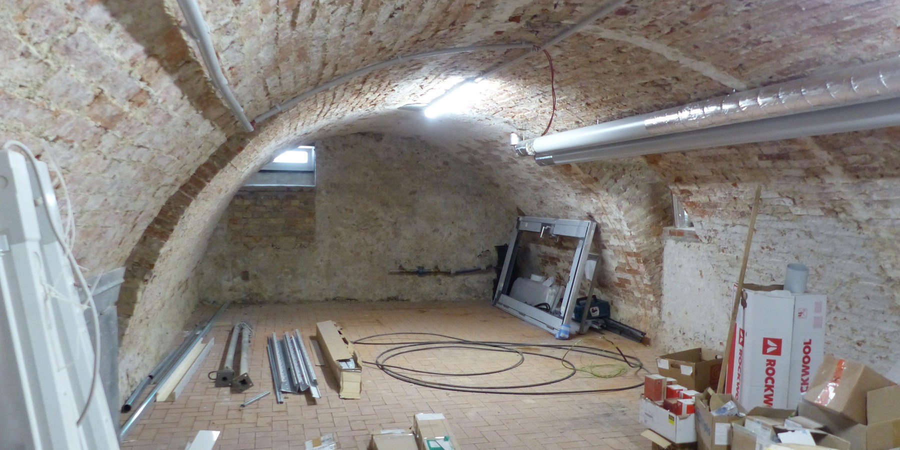 Blick in einen der drei Gewölbekeller im Haus Domstraße 10 - der feuchte- und salzbelastete Putz wurde entfernt, das Mauerwerk verbleibt sichtbar und diffusionsoffen © 2025 SBL Greifswald