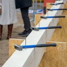 Hammer! Der Nagelbalken steht bereit. © 2025 SBL Rostock