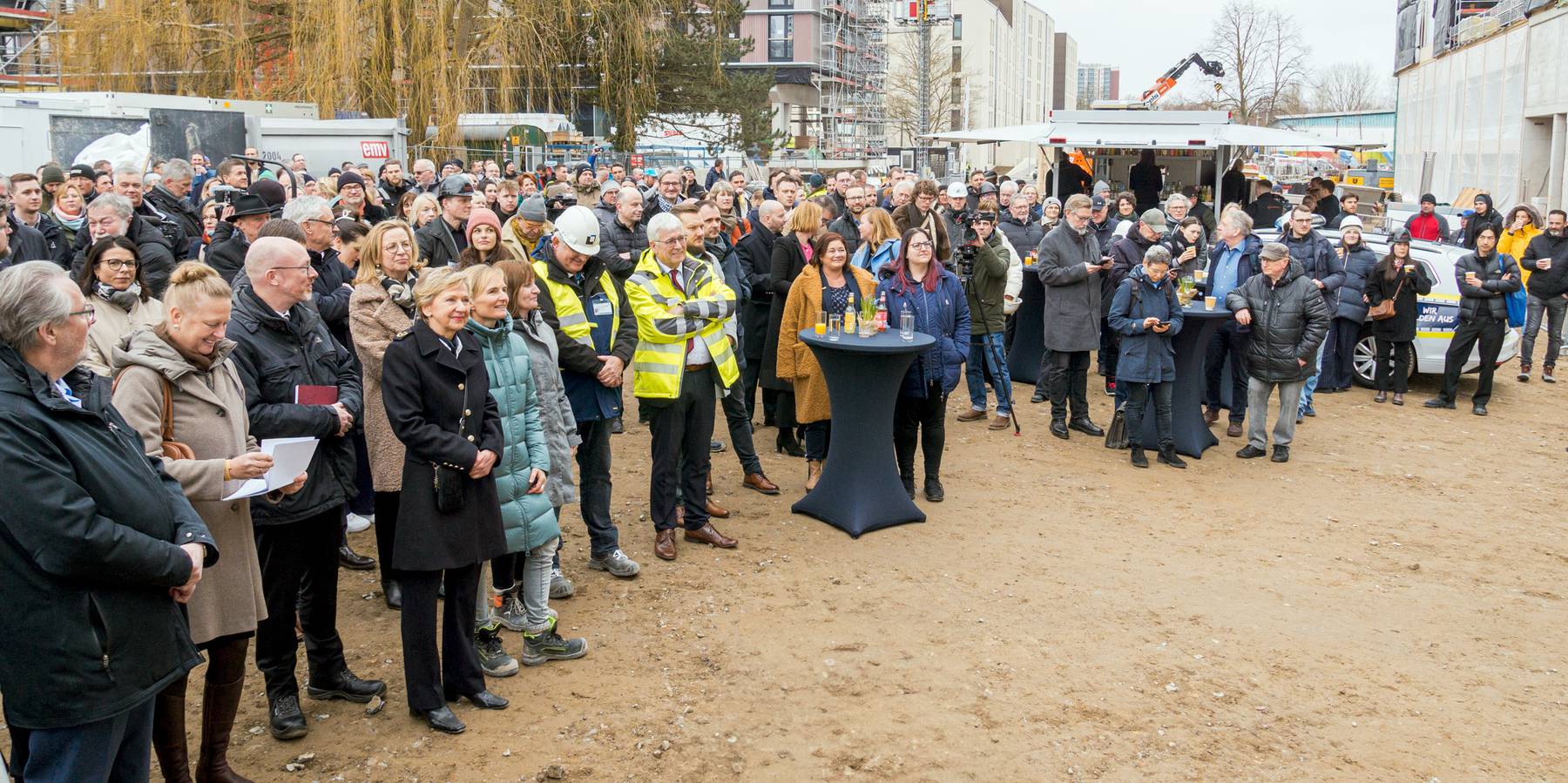 Großer Interesse! Das Auditorium beim Stapelfest am 27. Februar 2025 auf dem Baufeld. © 2025 SBL Rostock