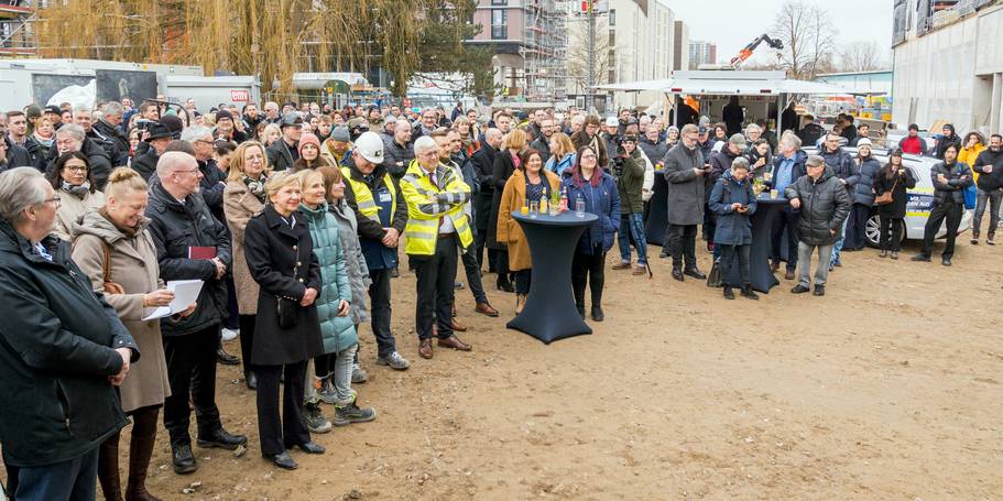 Großer Interesse! Das Auditorium beim Stapelfest am 27. Februar 2025 auf dem Baufeld. © 2025 SBL Rostock