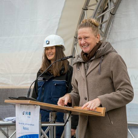 von links: Carmen-Alina Botezatu (Leiterin SBL Rostock) und Prof. Dr. Luise Hölscher (Staatssekretärin im Bundesministerium der Finanzen) © 2025 SBL Rostock