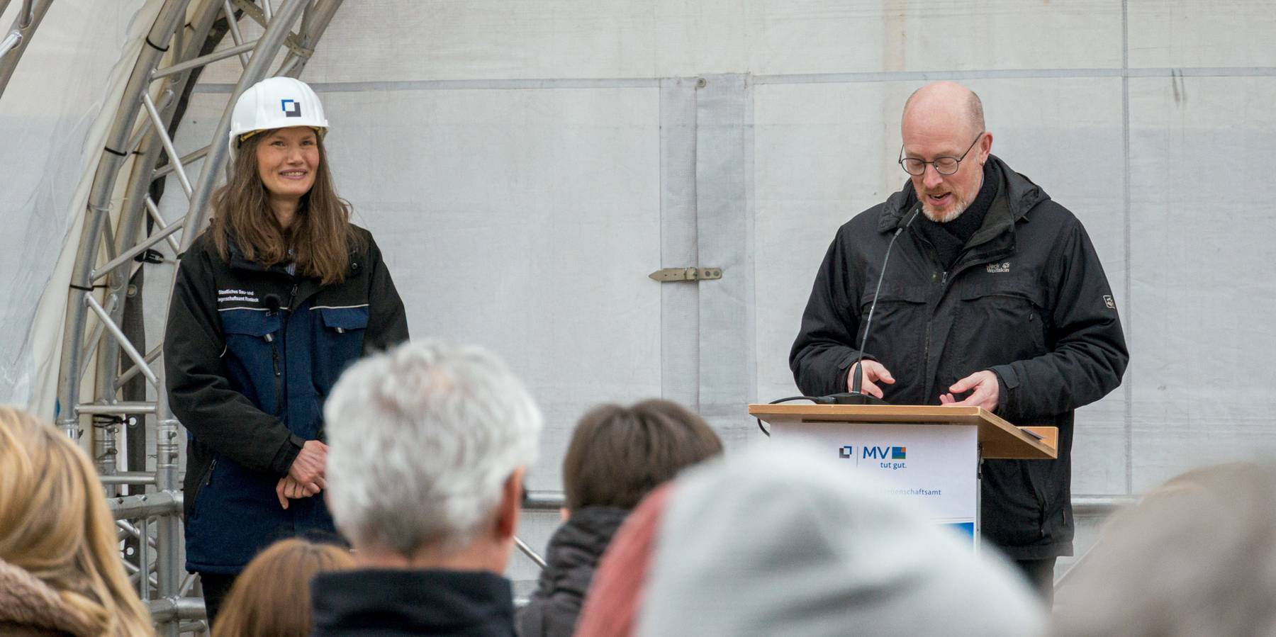 von links: Carmen-Alina Botezatu (Leiterin SBL Rostock) und Christian Pegel (Innenminister M-V) © 2025 SBL Rostock