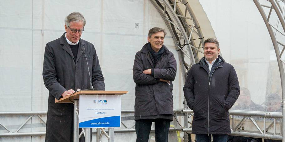 von links: Achim Nagel (Primus developments GmbH), Prof. Matthias Sauerbruch (sauerbruch hutton) und Christian Kaufmann (Kaufmann Bausysteme) © 2025 SBL Rostock