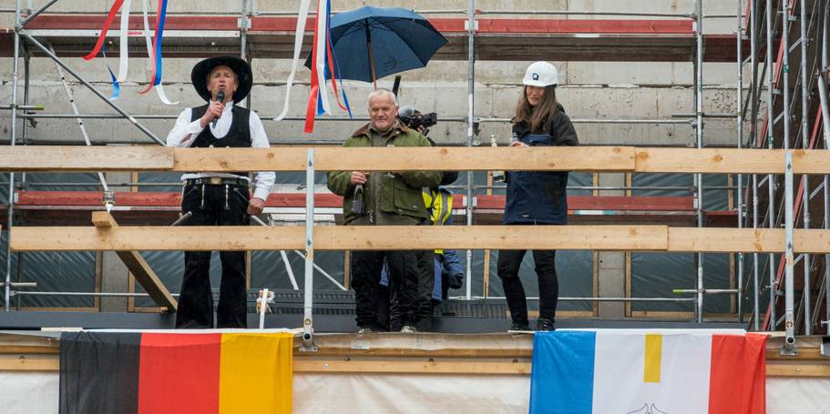 Richtspruch! Auf dem Dach des Lehrgebäudes. © 2025 SBL Rostock