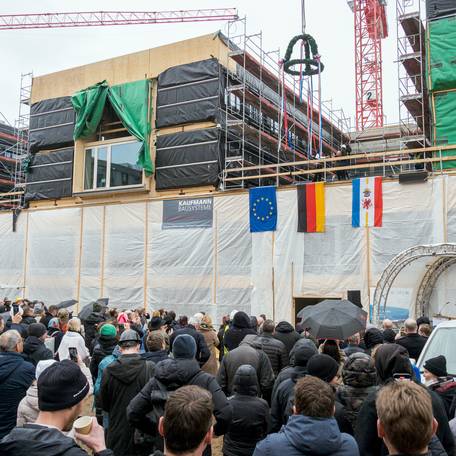 Richtkranz, Kran und Auditorium - alles was ein Stapelfest braucht. © 2025 SBL Rostock