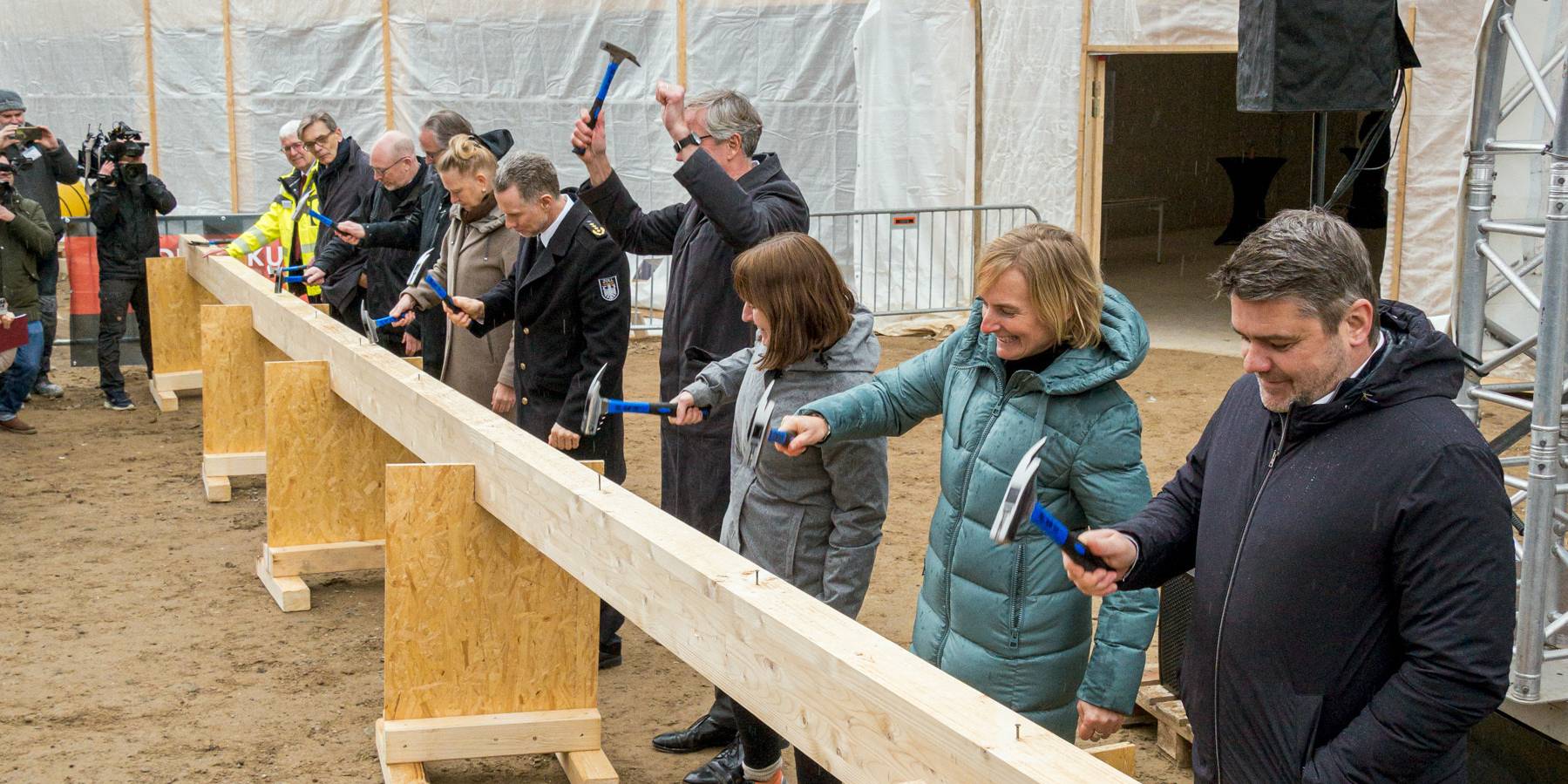 Und Aktion! Traditionelles Nageleinschlagen. © 2025 SBL Rostock