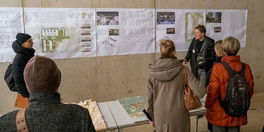 Gut zu wissen! Stefan Herold vom SBL Rostock und Tom Geister (sauerbruch hutton) erläutern den Campus-Neubau. © 2025 SBL Rostock