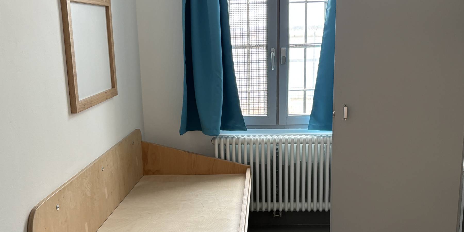 Blick in eine Haftzelle © 2025 SBL Neubrandenburg