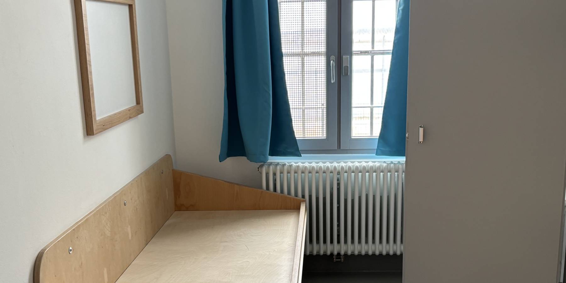 Blick in eine Haftzelle © 2025 SBL Neubrandenburg