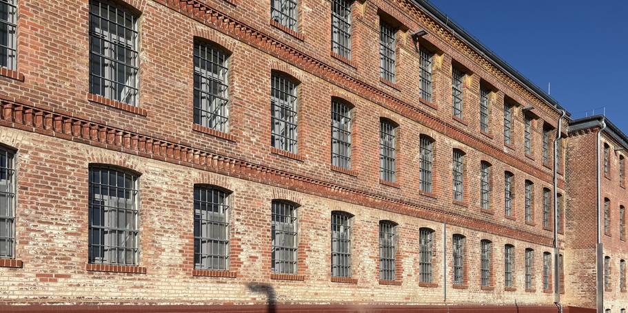 Fassade des Hafthauses B © 2025 SBL Neubrandenburg