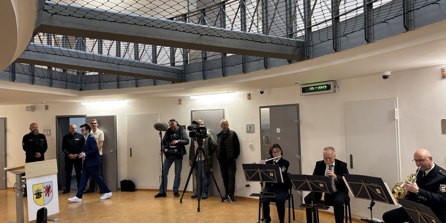 Das Polizeiorchester brachte ein Ständchen. © 2025 SBL Neubrandenburg