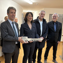 v. l. n. r. Anstaltsleiter Frank Grotjohann; Justizministerin Jacqueline Bernhardt; Stefan Wenzl, Leiter Abteilung 4 Staatshochbau beim Finanzministerium; Jens Rott Leiter des SBL Neubrandenburg bei der Schlüsselübergabe © 2025 SBL Neubrandenburg