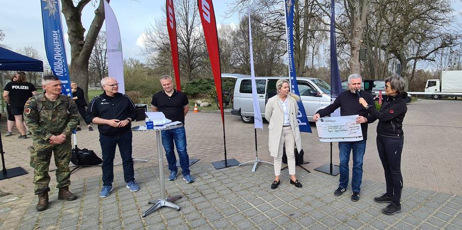 Übergabe des Schecks an den Geschäftsführer Frank Brehe vom Arbeiter-Samariter-Bund für das Projekt: Sport FreiRaum © 2025 SBL Neubrandenburg
