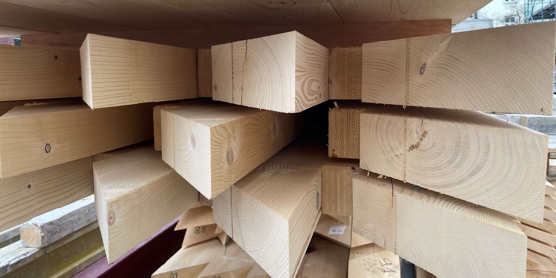 Jede Menge Holz für den Dachstuhl © 2025 SBL Rostock