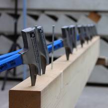 der Balken zum symbolischen Nageleinschlagen ist bereit © 2025 Christian Hoffmann (Finanzministerium M-V / sbl-mv)