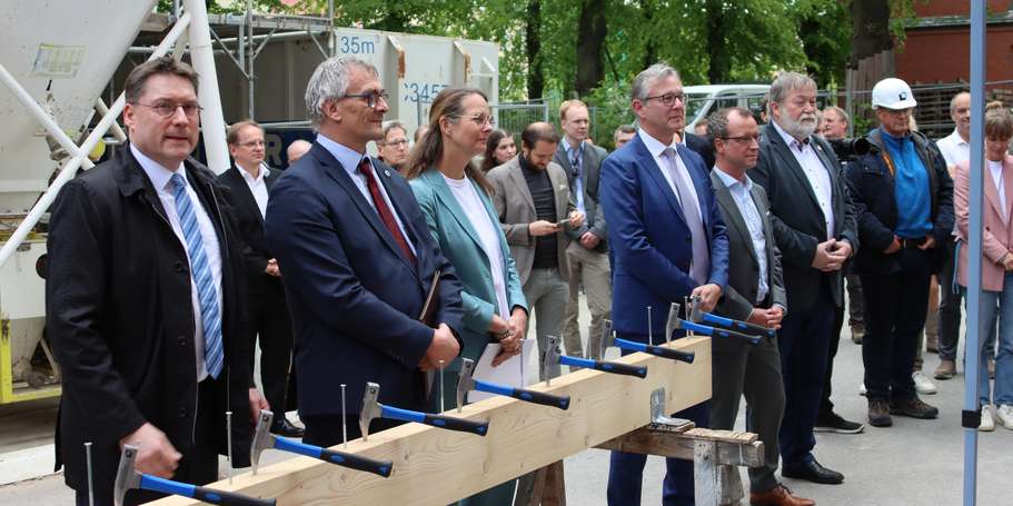 Begrüßung der Festredner und Gäste © 2025 Christian Hoffmann (Finanzministerium M-V / sbl-mv)