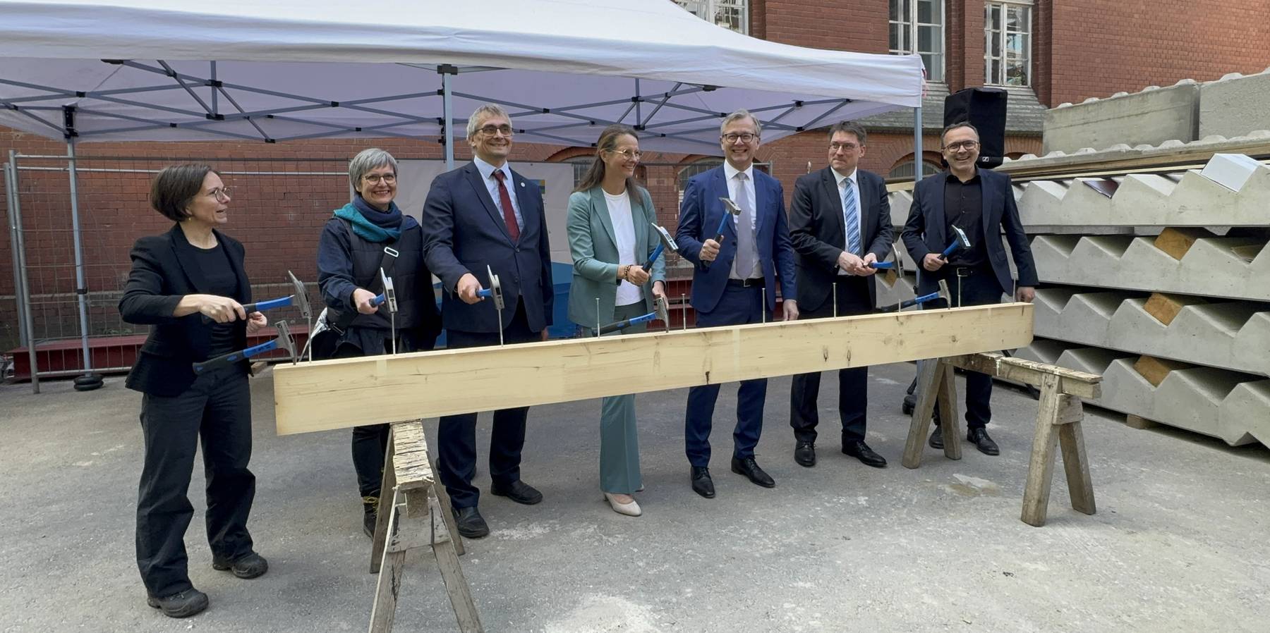 v.l.n.r. Projektleiterin Melanie Oswald (SBL), Dezernentin Ulrike Pannier (SBL), Prorektor Prof. Dr. Karsten Wolf, Wissenschaftsministerin Bettina Martin, Finanzminister Dr. Heiko Geue, Dekan Prof. Dr. Carsten Kremer und Architekt Christoph Meyn beim symb © 2025 Christian Hoffmann (Finanzministerium M-V / sbl-mv)