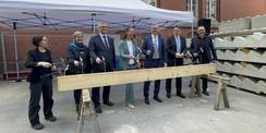 v.l.n.r. Projektleiterin Melanie Oswald (SBL), Dezernentin Ulrike Pannier (SBL), Prorektor Prof. Dr. Karsten Wolf, Wissenschaftsministerin Bettina Martin, Finanzminister Dr. Heiko Geue, Dekan Prof. Dr. Carsten Kremer und Architekt Christoph Meyn beim symb © 2025 Christian Hoffmann (Finanzministerium M-V / sbl-mv)