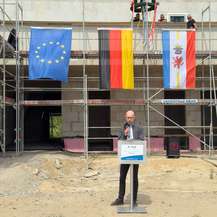 Stefan Herold vom SBL Rostock begrüßt als Bauherr zum Richtfest und dankt allen an Bau beteiligten Handwerkern und Planern. © 2025 Christian Hoffmann (SBL-MV / Finanzministerium MV)