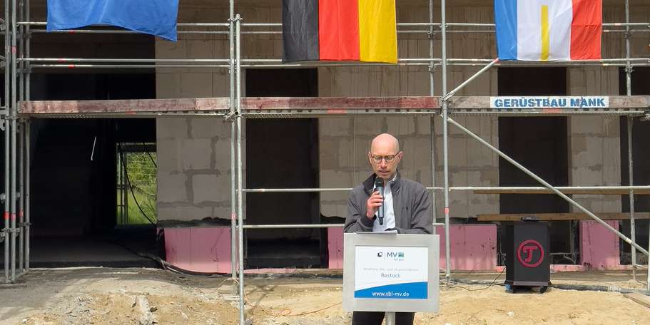 Stefan Herold vom SBL Rostock begrüßt als Bauherr zum Richtfest und dankt allen an Bau beteiligten Handwerkern und Planern. © 2025 Christian Hoffmann (SBL-MV / Finanzministerium MV)