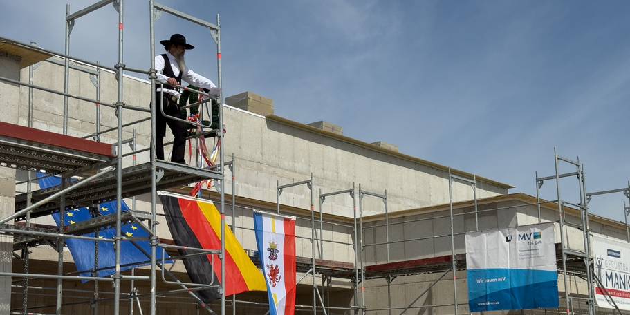 Tradition: Zimmermann Holz verkündet den Richtspruch. © 2025 Christian Hoffmann (SBL-MV / Finanzministerium MV)