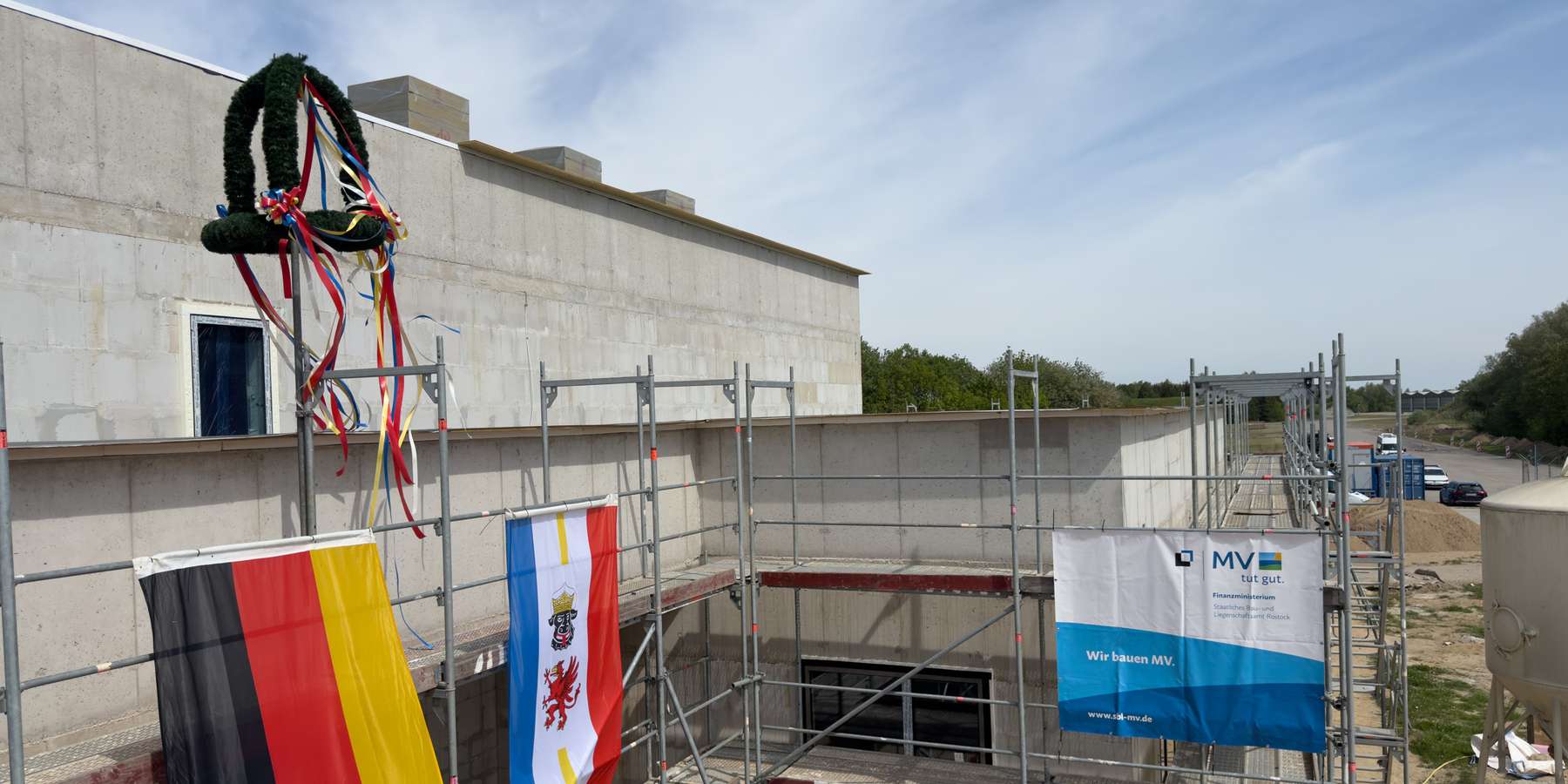 Richtkranz am Neubau des Fliegerarztgebäudes. © 2025 Christian Hoffmann (SBL-MV / Finanzministerium MV)