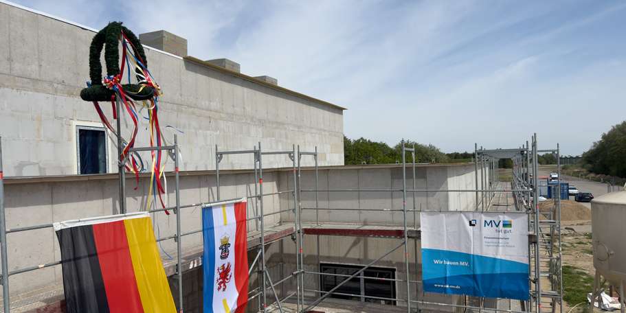 Richtkranz am Neubau des Fliegerarztgebäudes. © 2025 Christian Hoffmann (SBL-MV / Finanzministerium MV)