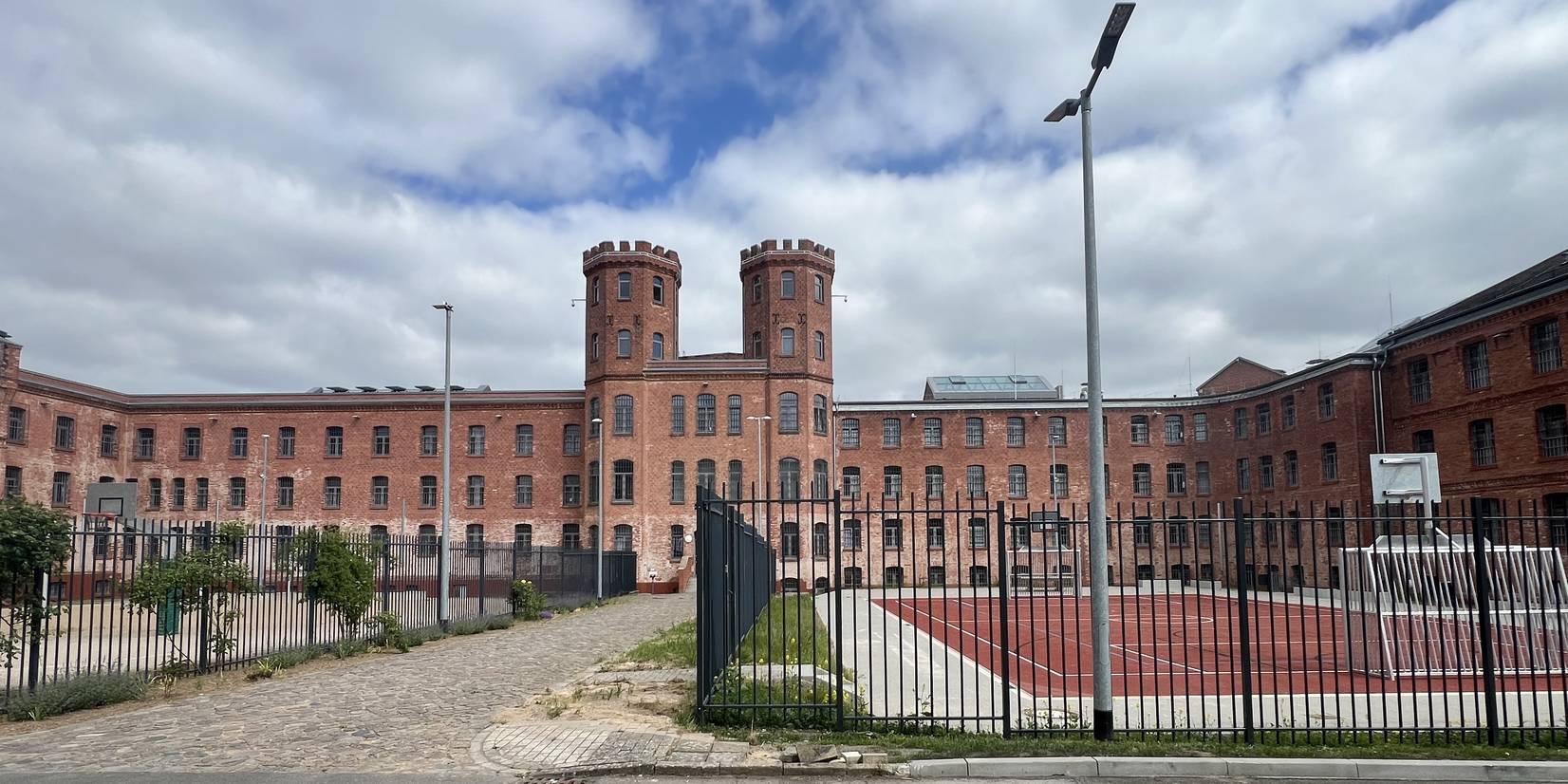 das sanierte Sterngebäude mit Hafthaus A im linken Flügel und dem Hafthaus B im rechten Flügel © 2025 Staatliches Bau- und Liegenschaftsamt Neubrandenburg