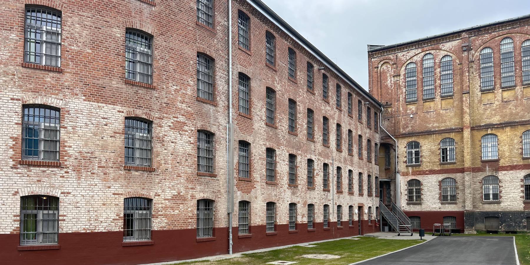 Hafthaus B mit Blick auf den Haftbereich Frauenvollzug © 2025 Staatliches Bau- und Liegenschaftsamt Neubrandenburg