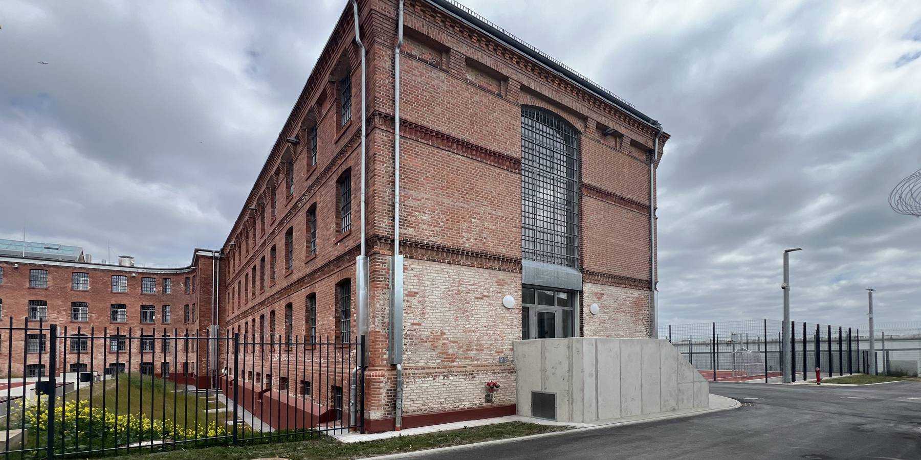 Hafthaus B mit dem Unterbringungsbereich der Frauen und dem Transportzellenbereich © 2025 Staatliches Bau- und Liegenschaftsamt Neubrandenburg