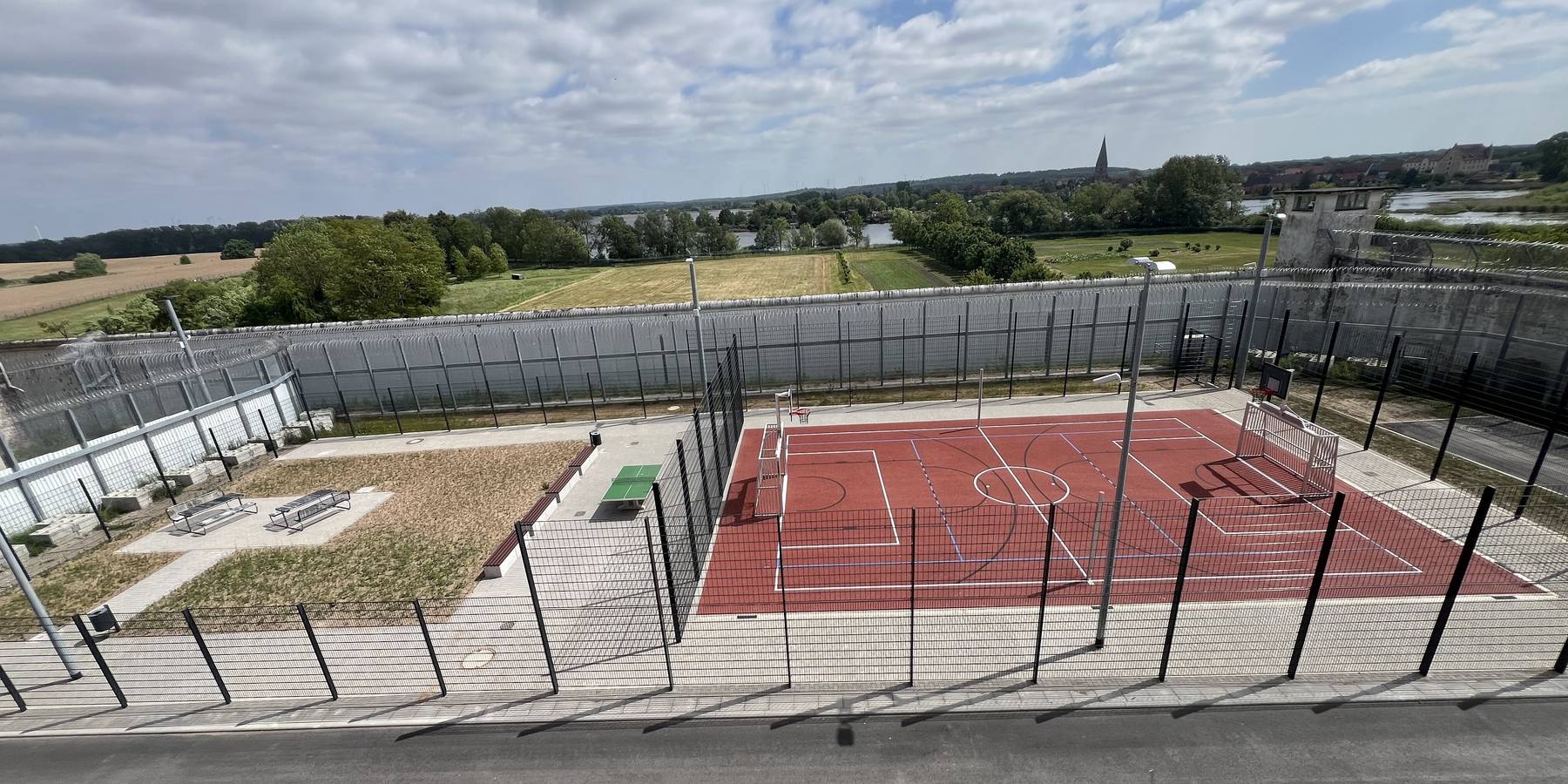 Blick auf einen 2. Freistundenhof der Frauen, links mit Sitzgruppe und Tischtennisplatte, rechts das Kleinspielfeld © 2025 Staatliches Bau- und Liegenschaftsamt Neubrandenburg