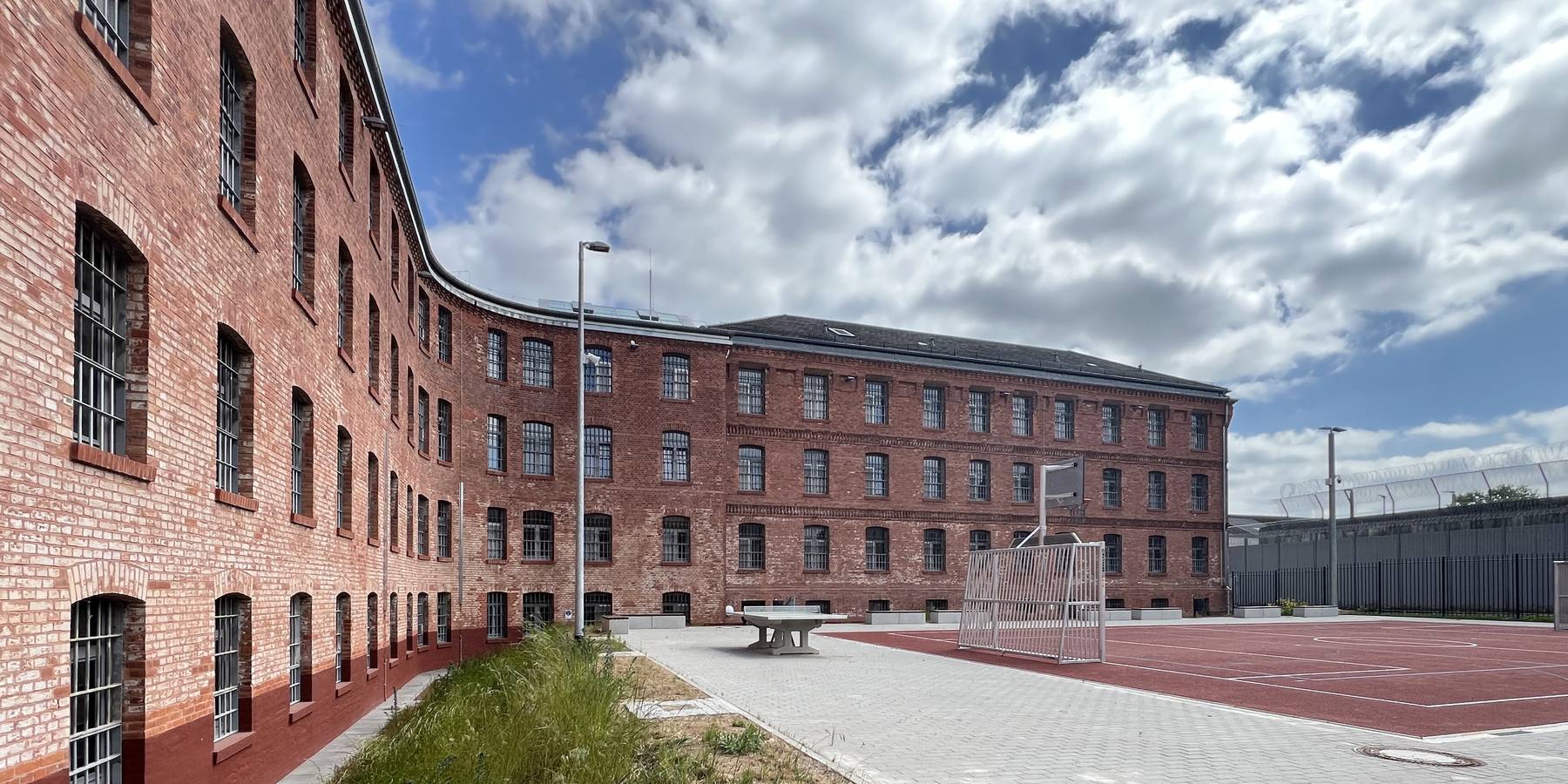 Blick auf den Freistundenhof mit Kleinspielfeld vor dem Hafthaus B © 2025 Staatliches Bau- und Liegenschaftsamt Neubrandenburg