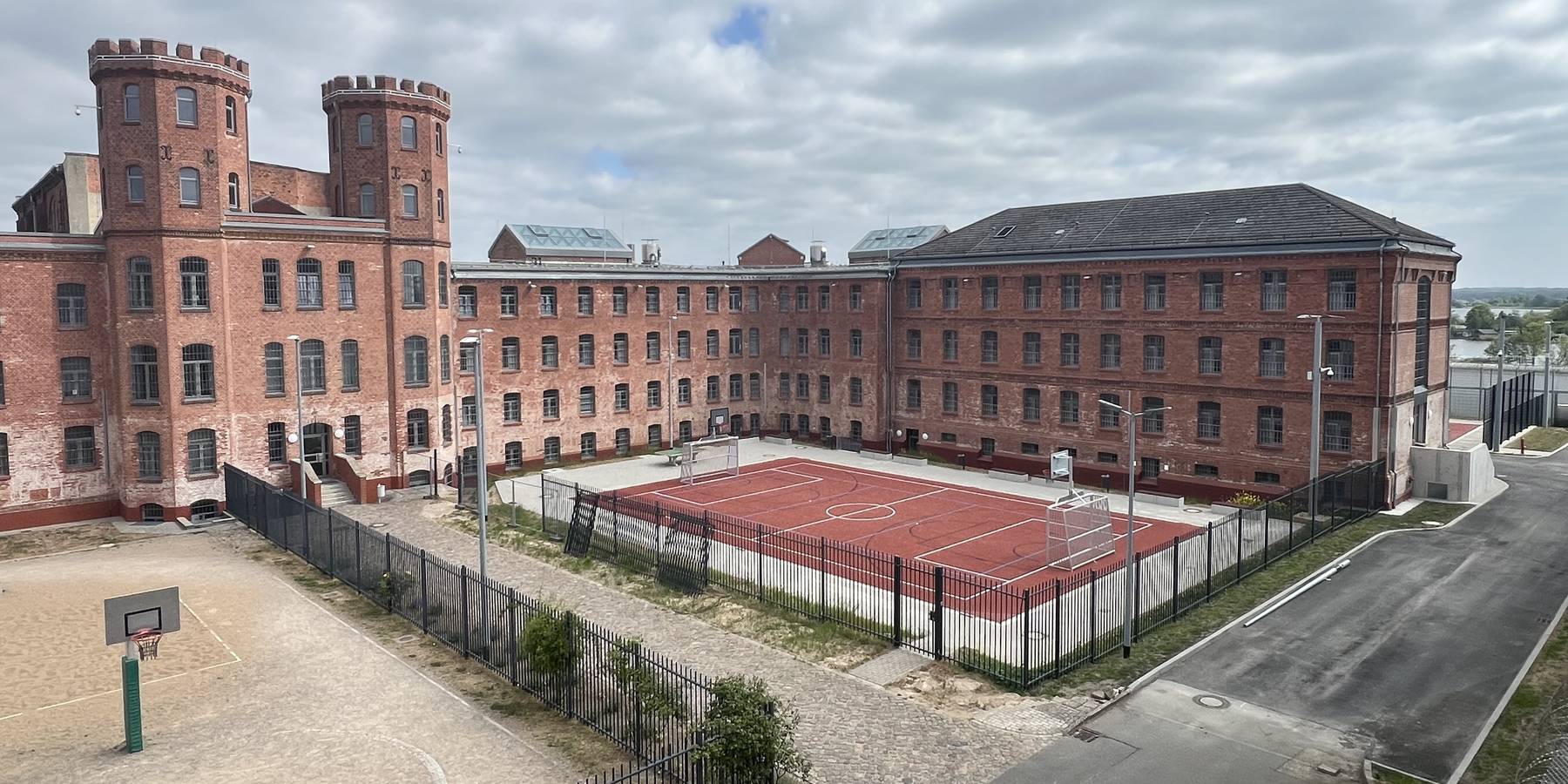 Blick auf das Sterngebäude mit dem Hafthaus B und dem Freistundenhof © 2025 Staatliches Bau- und Liegenschaftsamt Neubrandenburg