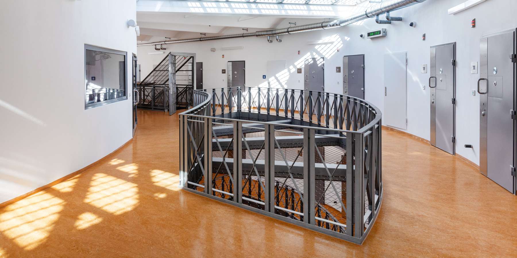 Haftbereich der Frauen im 2. Obergeschoss, links die Aufsicht © 2025 Christoph Meyer/Paperheroes