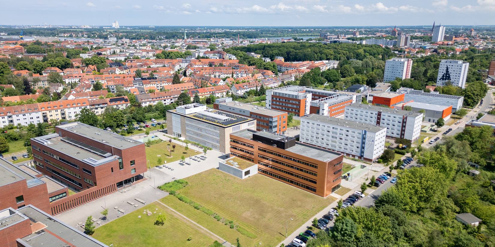 Von oben auf den Campus geschaut - LL M und Chemie nördlich der Campus-Straße, Elektrotechnik und ein freies Baufeld südlich davon. © 2024 Christian Hoffmann (SBL-MV / Finanzministerium MV)