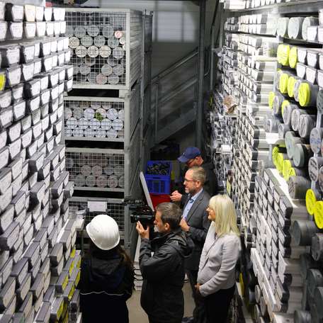 Die Kapazität der Bestandsflächen für Sedimentkerne sowie mehrere tausend Einzelproben, die vom Meeresgrund der Ostsee und anderer Küstenmeeren stammen, erreicht seine Kapazitätsgrenze. Die neue Halle schafft jetzt zusätzlichen Raum für Lagerung und Werks © 2025 Sabrina Scholz / WKM