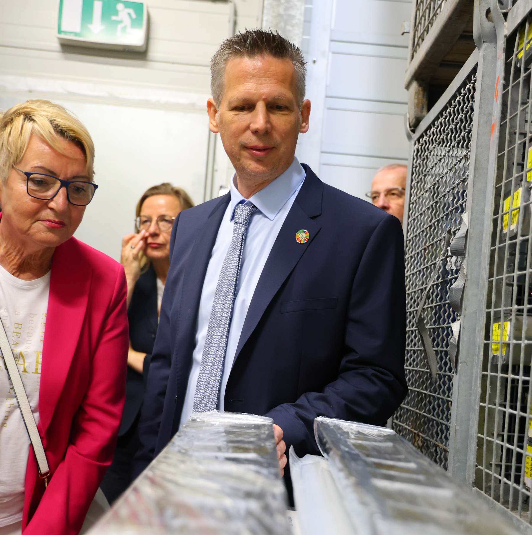 IOW-Direktor Oliver Zielinski, hier mit der Vertreterin des Bürgerschaftspräsidenten der Hansestadt , erläutert die wissenschaftlichen Umgang mit den Geobohrkernen und den Datenreichtum der Sedimentinhalte , hier noch im Bestandslager © 2025 Sabrina Scholz / WKM
